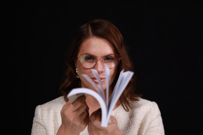 Полка эзотерики в книжном магазине — хочется плакать!